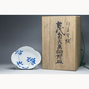 0106　Japanese porcelain "henkei"　変形皿