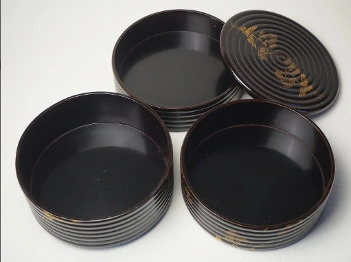 0596 A three-tiered round bento box with a crane and pine tree pattern　<BR><BR>/ 02 Japan "Bento box"　重箱 /JAPAN japanese antique vintage lacquerware