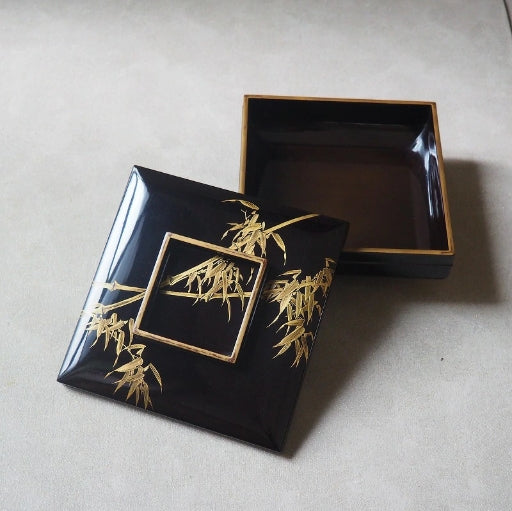 0004 A large, lacquered bowl with a lid, adorned with bamboo and grass patterns.　/ 02 Japan "Bento box"　重箱 /JAPAN japanese antique vintage lacquerware