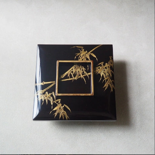 0004 A large, lacquered bowl with a lid, adorned with bamboo and grass patterns.　/ 02 Japan "Bento box"　重箱 /JAPAN japanese antique vintage lacquerware