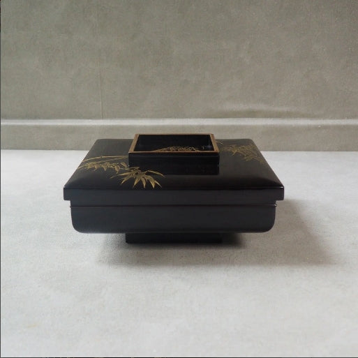 0004 A large, lacquered bowl with a lid, adorned with bamboo and grass patterns.　/ 02 Japan "Bento box"　重箱 /JAPAN japanese antique vintage lacquerware
