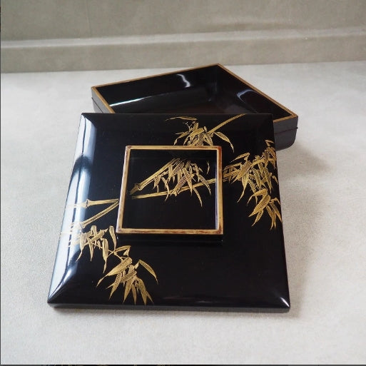 0004 A large, lacquered bowl with a lid, adorned with bamboo and grass patterns.　/ 02 Japan "Bento box"　重箱 /JAPAN japanese antique vintage lacquerware