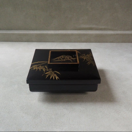 0004 A large, lacquered bowl with a lid, adorned with bamboo and grass patterns.　/ 02 Japan "Bento box"　重箱 /JAPAN japanese antique vintage lacquerware