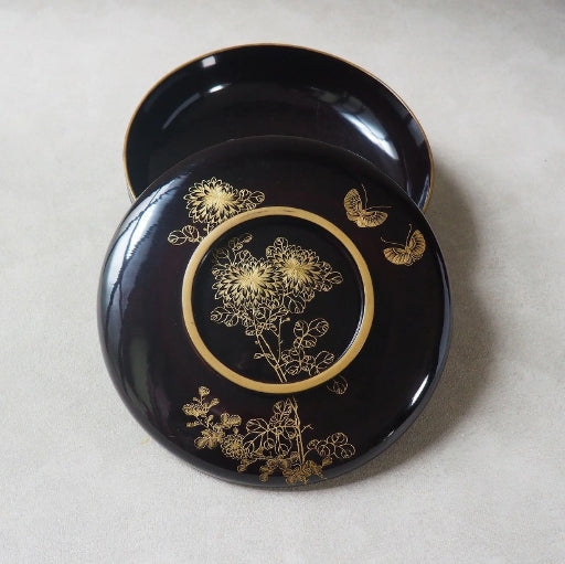 0005 A large, lidded, lacquered bowl adorned with floral and butterfly patterns.　/ 02 Japan "Bento box"　重箱 /JAPAN japanese antique vintage lacquerware