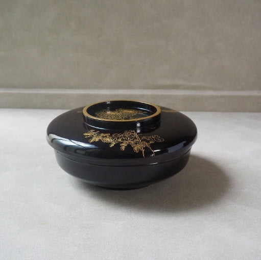 0005 A large, lidded, lacquered bowl adorned with floral and butterfly patterns.　/ 02 Japan "Bento box"　重箱 /JAPAN japanese antique vintage lacquerware