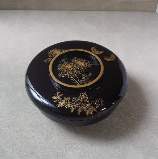 0005 A large, lidded, lacquered bowl adorned with floral and butterfly patterns.　/ 02 Japan "Bento box"　重箱 /JAPAN japanese antique vintage lacquerware