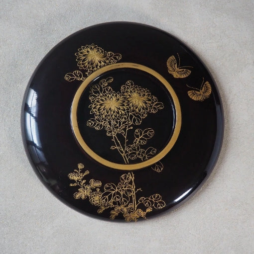 0005 A large, lidded, lacquered bowl adorned with floral and butterfly patterns.　/ 02 Japan "Bento box"　重箱 /JAPAN japanese antique vintage lacquerware