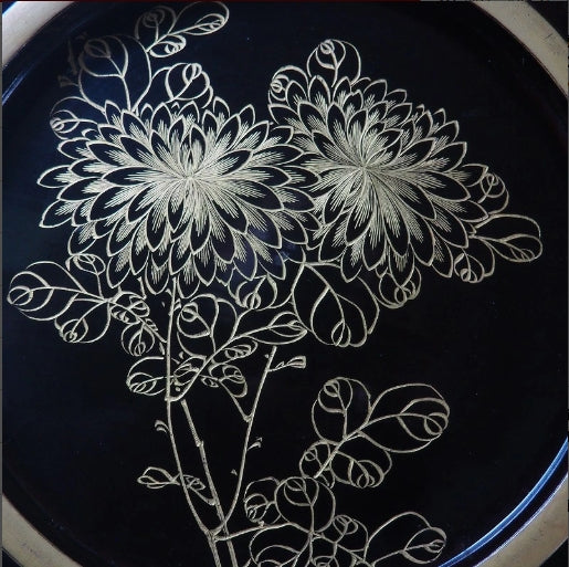 0005 A large, lidded, lacquered bowl adorned with floral and butterfly patterns.　/ 02 Japan "Bento box"　重箱 /JAPAN japanese antique vintage lacquerware