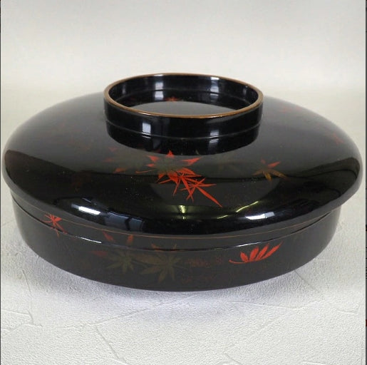 0939 A large serving bowl with a lid featuring a maple leaf pattern.　/ 02 Japan "Bento box"　重箱 /JAPAN japanese antique vintage lacquerware
