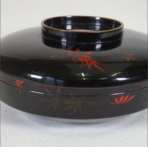 0939 A large serving bowl with a lid featuring a maple leaf pattern.　/ 02 Japan "Bento box"　重箱 /JAPAN japanese antique vintage lacquerware