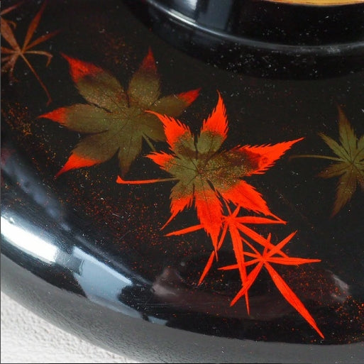 0939 A large serving bowl with a lid featuring a maple leaf pattern.　/ 02 Japan "Bento box"　重箱 /JAPAN japanese antique vintage lacquerware
