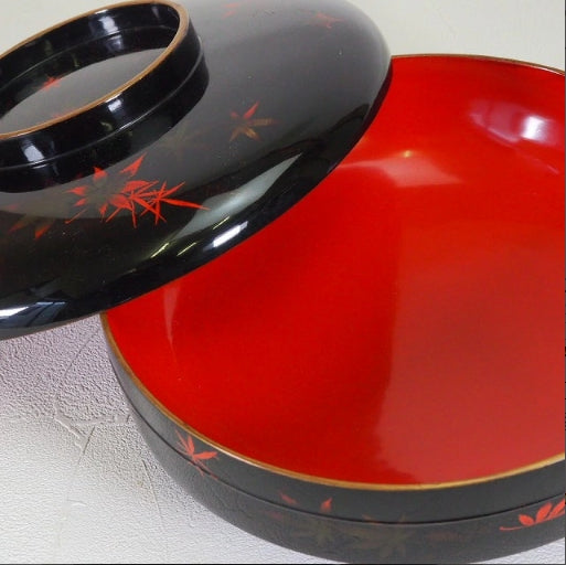 0939 A large serving bowl with a lid featuring a maple leaf pattern.　/ 02 Japan "Bento box"　重箱 /JAPAN japanese antique vintage lacquerware