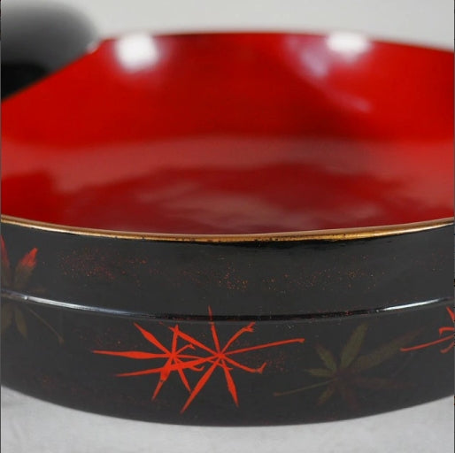 0939 A large serving bowl with a lid featuring a maple leaf pattern.　/ 02 Japan "Bento box"　重箱 /JAPAN japanese antique vintage lacquerware