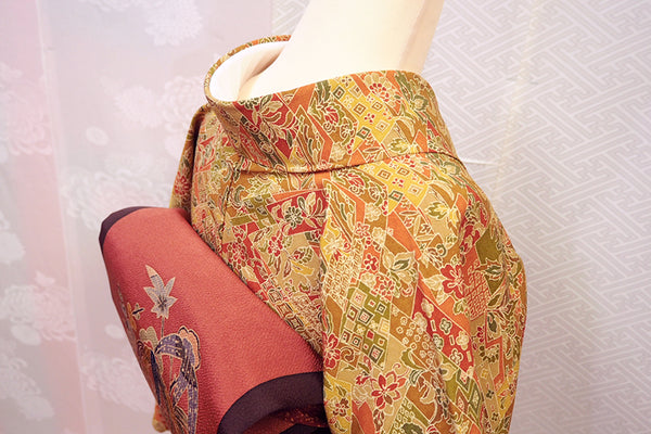 Kimono set of chintz that is colored even more by layering red　0001　赤色を重ねて一層色づく 寄せ裂更紗の小紋セット　正絹 着物・帯・帯揚げ・帯締め　4点セット